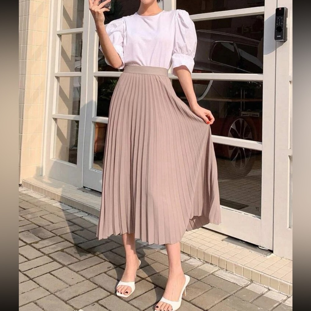 Luxe black pleated skirt - Picture 16 of 16